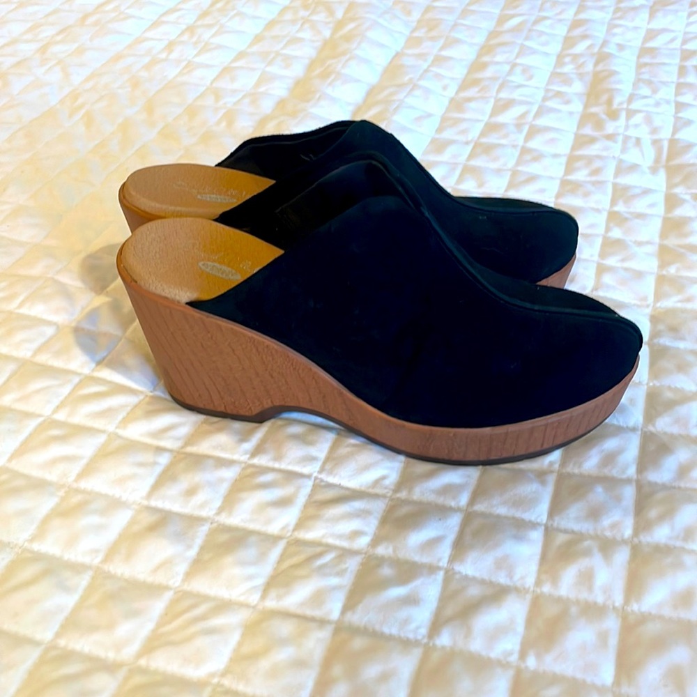 Size 6.5 brand new Dr Scholls Clogs. Super cute and comfortable.